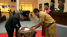 Juhari saat melakukan penandatangan usai dilantik sebagai PAW Ketua DPRD Sampang.