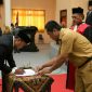 Juhari saat melakukan penandatangan usai dilantik sebagai PAW Ketua DPRD Sampang.
