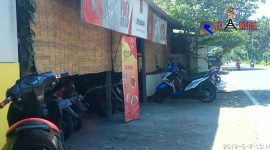 Sejumlah warung makanan tampak terlihat tertutup di siang hari saat bulan ramadhan.