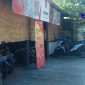 Sejumlah warung makanan tampak terlihat tertutup di siang hari saat bulan ramadhan.