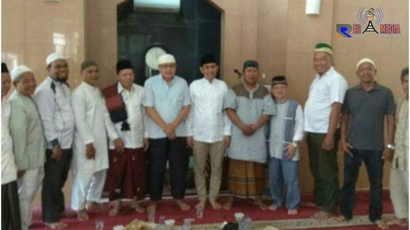 Ir. H. Kamrussamad, MM., M.Si saat berfoto bersama di Masjid Baetussalam Kelurahan Keagungan Kecamatan Taman Sari Jakarta Barat.