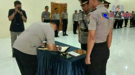 Suasana saat berlangsungsa prosesi sertijab Kasat Reskrim Polres Sampang.
