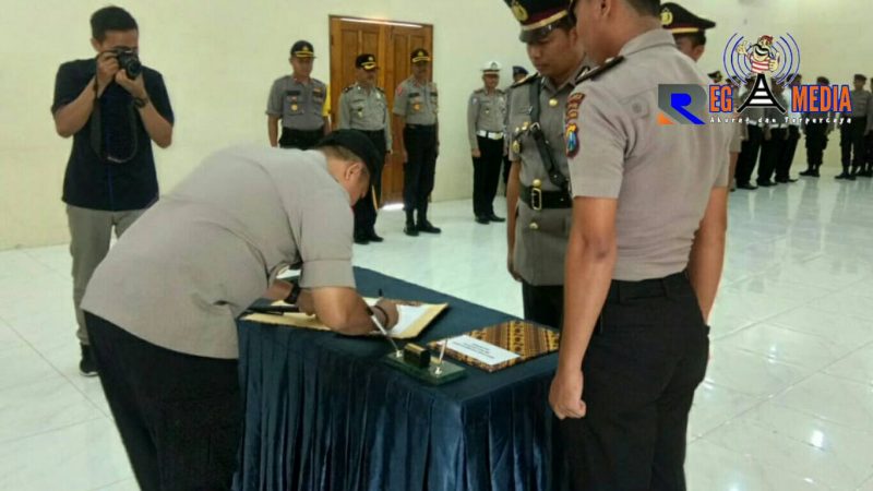 Suasana saat berlangsungsa prosesi sertijab Kasat Reskrim Polres Sampang.