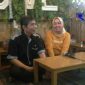 Yulianawati saat di wawancara oleh salah satu wartawan Cimahi Bubun Munawar.