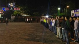 Situasi saat apel patroli skala besar di halaman Mapolres Sampang.