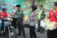 Gusdurian bersama Jajaran Kodim 0718 dan Polres Pati membagi 5000 takjil sebagai implementasi Tolerasi antar agama dan warga Pati.
