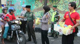 Gusdurian bersama Jajaran Kodim 0718 dan Polres Pati membagi 5000 takjil sebagai implementasi Tolerasi antar agama dan warga Pati.