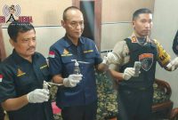 Kapolres Lumajang (AKBP M Arsal Sahban) didampingi Kasat Narkoba Polres Lumajang (AKP Priyo Puwandito) saat menunjukan barang bukti narkoba milik pelaku SY,  jenis sabu-sabu lengkap dengan alat hisap.