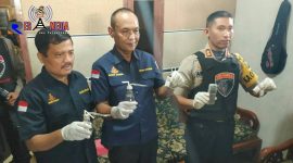 Kapolres Lumajang (AKBP M Arsal Sahban) didampingi Kasat Narkoba Polres Lumajang (AKP Priyo Puwandito) saat menunjukan barang bukti narkoba milik pelaku SY,  jenis sabu-sabu lengkap dengan alat hisap.