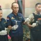 Kapolres Lumajang (AKBP M Arsal Sahban) didampingi Kasat Narkoba Polres Lumajang (AKP Priyo Puwandito) saat menunjukan barang bukti narkoba milik pelaku SY,  jenis sabu-sabu lengkap dengan alat hisap.