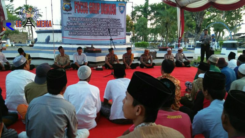 Suasana saat sebelum dimulainya acara buka bersama, tampak Kapolres Sampang AKBP Budhi Wardiman didampingi para Kasat dan Kabag.