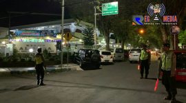 Terlihat beberapa personel Polres Lumajang tengah mengatur jalannya lalu lintas dan melakukan penjagaan di sekitar masjid.
