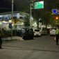 Terlihat beberapa personel Polres Lumajang tengah mengatur jalannya lalu lintas dan melakukan penjagaan di sekitar masjid.