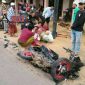 Tampak warga sekitar TKP kecelakaan tengah mengevakuasi korban. Tampak kondisi motor korban ringsek.