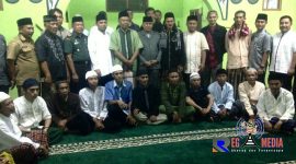 Wakil Walikota Cimahi (Ngatiyana) pose bersama dengan para jamaah usai sholat sholat tarawih.
