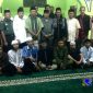 Wakil Walikota Cimahi (Ngatiyana) pose bersama dengan para jamaah usai sholat sholat tarawih.