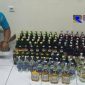 Tersangka AR aliyas Kacong lengkap dengan barang bukti ratusan miras ilegal, diamankan di Mapolres Lumajang.