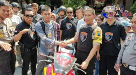 Kapolres Lumajang (AKBP Muhammad Arsal Sahban) didampingi Tim Cobra saat mengembalikan sepeda motor bodong hasil razia kepada pemiliknya.
