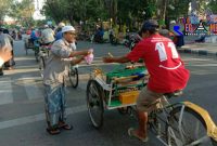 SILDA saat membagikan takjil kepada abang becak di Area Monumen Arek Lancor, Pamekasan.