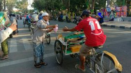 SILDA saat membagikan takjil kepada abang becak di Area Monumen Arek Lancor, Pamekasan.
