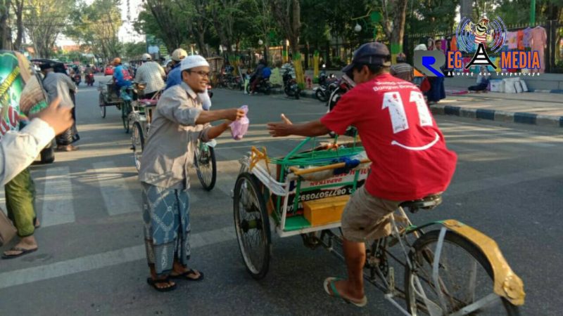 SILDA saat membagikan takjil kepada abang becak di Area Monumen Arek Lancor, Pamekasan.