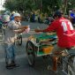 SILDA saat membagikan takjil kepada abang becak di Area Monumen Arek Lancor, Pamekasan.