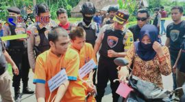 Tampak Kapolres Sampang (AKBP Muhammad Arsal Sahban) melihat adegan  para dua pelaku begal saat melakukan aksinya kepada korban.