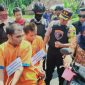 Tampak Kapolres Sampang (AKBP Muhammad Arsal Sahban) melihat adegan  para dua pelaku begal saat melakukan aksinya kepada korban.