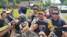 Kapolres Lumajang (AKBP Muhammad Arsal Sahban) didampingi Katim Cobra (AKP Hasan Cobra) saat diwawancara awak media usai pimpin olah TKP dua pelaku begal.