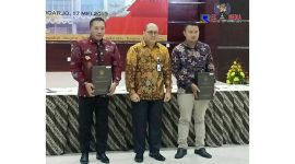 Bupati Sampang H. Slamet Junaidi (kanan), Kepala BPK Perwakilan Jawa Timur (tengah), Ketua DPRD Sampang Juhari (kiri), saat menerima predikat WTP di Kantor Perwakilan BPK Jawa Timur.