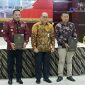 Bupati Sampang H. Slamet Junaidi (kanan), Kepala BPK Perwakilan Jawa Timur (tengah), Ketua DPRD Sampang Juhari (kiri), saat menerima predikat WTP di Kantor Perwakilan BPK Jawa Timur.