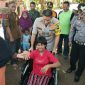 Terlihat Shinta tersenyum sumringah setelah diberi bantuan kursi roda oleh Kapolres Lumajang.