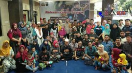 Kapolres Lumajang (AKBP Muhammad Arsal Sahban) pose bersama dengan para netizen yang tergabung dalam group facebook 