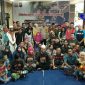 Kapolres Lumajang (AKBP Muhammad Arsal Sahban) pose bersama dengan para netizen yang tergabung dalam group facebook 
