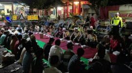 Terlihat Kapolres Lumajang (AKBP Muhammad Arsal Sahban) didampingi para Kabagnya tengah berbincang dengan para tukang becak saat kegiatan Sahur On The Road.