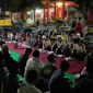 Terlihat Kapolres Lumajang (AKBP Muhammad Arsal Sahban) didampingi para Kabagnya tengah berbincang dengan para tukang becak saat kegiatan Sahur On The Road.