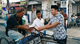 Wakil Bupati Sampang H. Abdullah Hidayat saat membagikan takjil kepada tukang becak.
