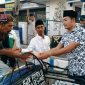 Wakil Bupati Sampang H. Abdullah Hidayat saat membagikan takjil kepada tukang becak.
