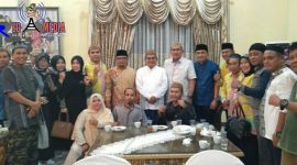 Walikota Gorontalo (Marten Taha) pose bersama usai acara buka puasa bersama dirumah dinasnya.