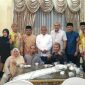 Walikota Gorontalo (Marten Taha) pose bersama usai acara buka puasa bersama dirumah dinasnya.