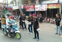Terlihat Sundawani Wirabuana dan gabungan komunitas tengah membagikan takjil gratis kepada para pengendara yang melintas.