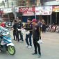 Terlihat Sundawani Wirabuana dan gabungan komunitas tengah membagikan takjil gratis kepada para pengendara yang melintas.