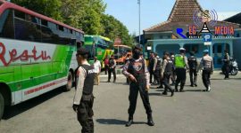 Terlihat personel Polres Lumajang tengah melakukan operasi penyekatan dan merazia sejumlah bus.