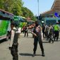 Terlihat personel Polres Lumajang tengah melakukan operasi penyekatan dan merazia sejumlah bus.