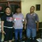 Tersangka AH (tengah) menunjukkan barang buktinya saat diamankan petugas kepolisian di Mapolsek Yosowilangun, Lumajang.