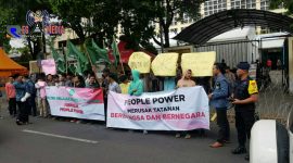 Ikatan Pelajar Nahdlatul Ulama saat melakukan orasi didepan gedung KPU Republik Indonesia, Jakarta.