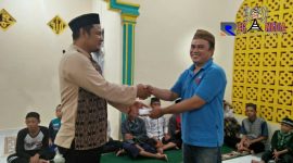 Kepala KUA Batupingge Zulfandi D Mareppe saat menyerahkan santunan kepada perwakilan Panti Asuhat Al Inayah.