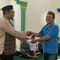 Kepala KUA Batupingge Zulfandi D Mareppe saat menyerahkan santunan kepada perwakilan Panti Asuhat Al Inayah.
