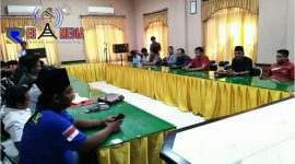 Perwakilan warga Desa Sokobanah Daya didampingi LSM Jatim Corruption Watch (JCW) saat beraudensi di aula kantor Kejaksaan Negeri Sampang.
