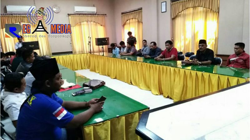 Perwakilan warga Desa Sokobanah Daya didampingi LSM Jatim Corruption Watch (JCW) saat beraudensi di aula kantor Kejaksaan Negeri Sampang.